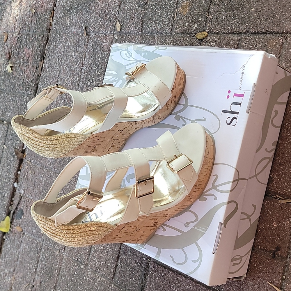 Shi by Journeys wedged shoes